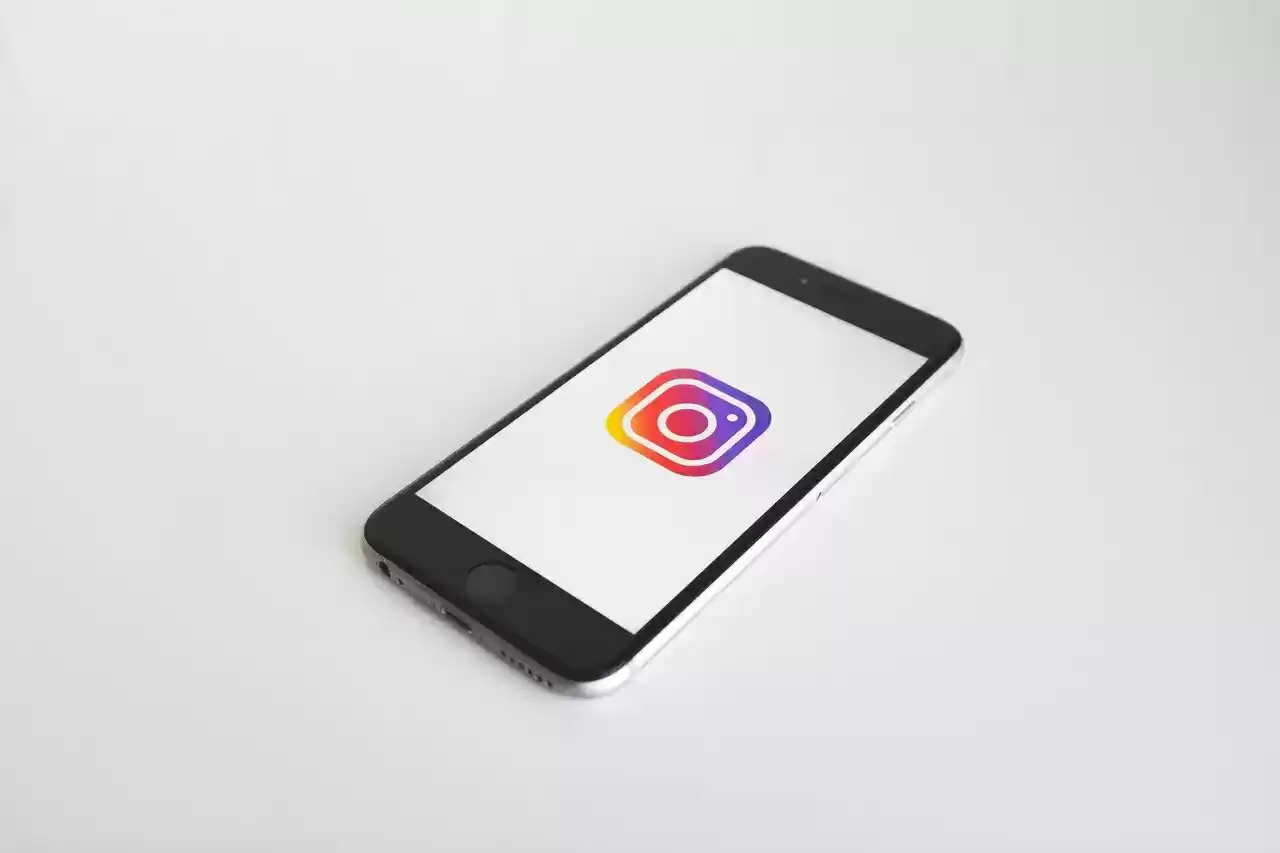 Mais informações sobre "IA utilizada pelo Instagram cria planos de fundo nos Stories exclusivamente nos Estados Unidos."