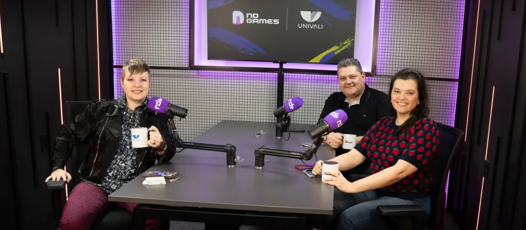 Dublagem em games: a importância da voz na experiência dos jogadores 2 Alice Monstrinho, André Vailati e Lucila Bach em estúdio do Podcast ND Games sobre Dublagem para Games.