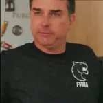 Flávio Bolsonaro se destaca no cenário dos esports com camiseta da FURIA