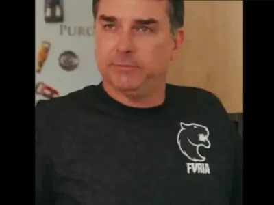 Flávio Bolsonaro se destaca no cenário dos esports com camiseta da FURIA