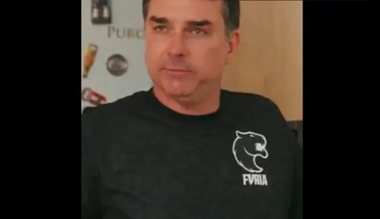 Flávio Bolsonaro se destaca no cenário dos esports com camiseta da FURIA