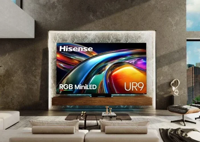 Hisense UR9 chega ao Brasil com RGB MiniLED e atualização de até 180 Hz para games e esportes