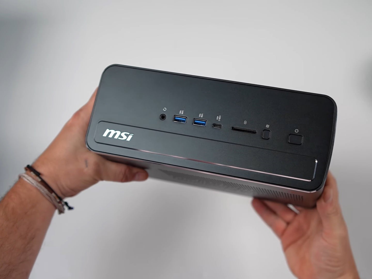 MSI Pro Max Edge AI+ com APU Ryzen de 16 núcleos garante desempenho em jogos AAA