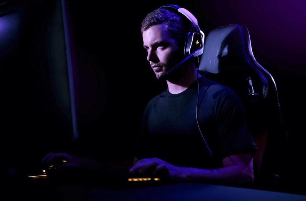 Headset gamer Corsair Void Elite Wireles com drivers de 50 mm e 16 horas de bateria em promoção