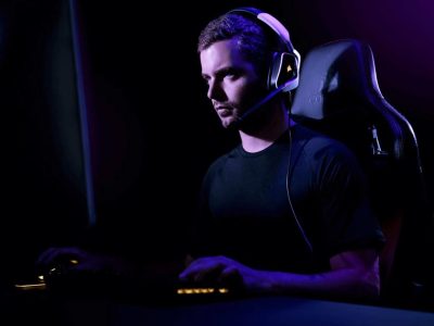 Headset gamer Corsair Void Elite Wireles com drivers de 50 mm e 16 horas de bateria em promoção