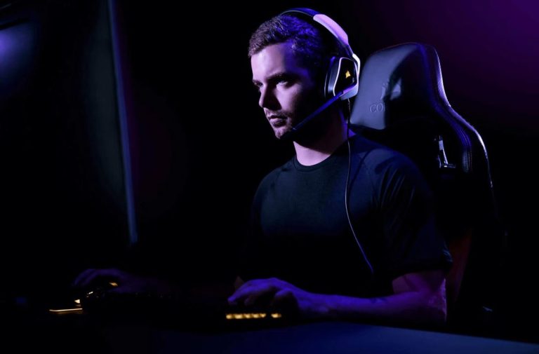 Headset gamer Corsair Void Elite Wireles com drivers de 50 mm e 16 horas de bateria em promoção