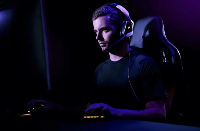 Headset gamer Corsair Void Elite Wireles com drivers de 50 mm e 16 horas de bateria em promoção