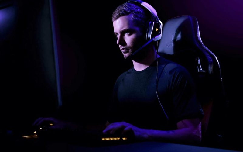 Headset gamer Corsair Void Elite Wireles com drivers de 50 mm e 16 horas de bateria em promoção