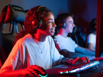Atletas de e-sports enfrentam lesões e priorizam saúde física para melhorar desempenho