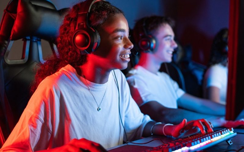 Atletas de e-sports enfrentam lesões e priorizam saúde física para melhorar desempenho