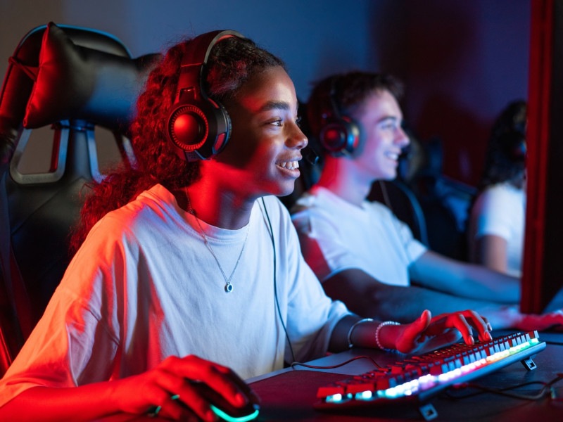 Atletas de e-sports enfrentam lesões e priorizam saúde física para melhorar desempenho