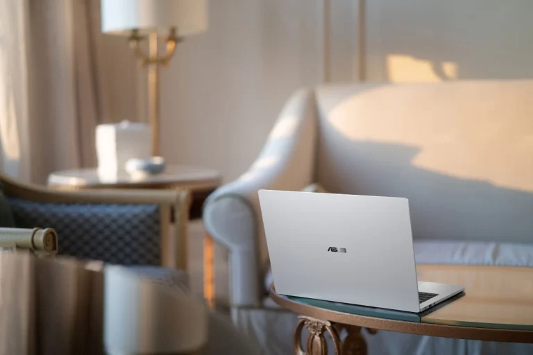 ASUS ExpertBook A7: Notebook ultrafino com Intel Core de 6 núcleos e tela OLED de 120 Hz