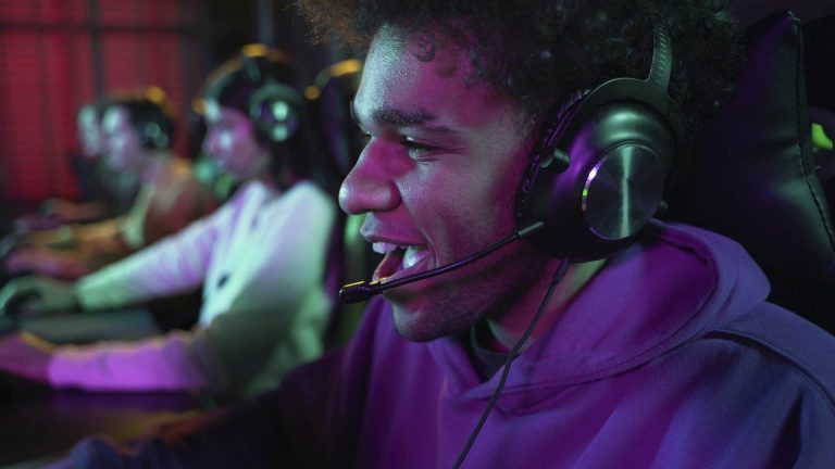 Headset gamer HyperX Cloud III se destaca por opções de conexão versáteis