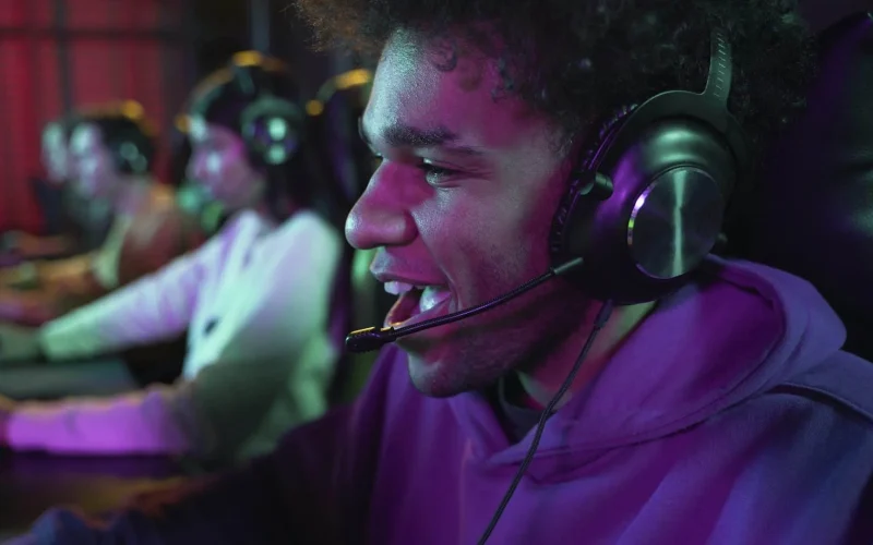 Headset gamer HyperX Cloud III se destaca por opções de conexão versáteis