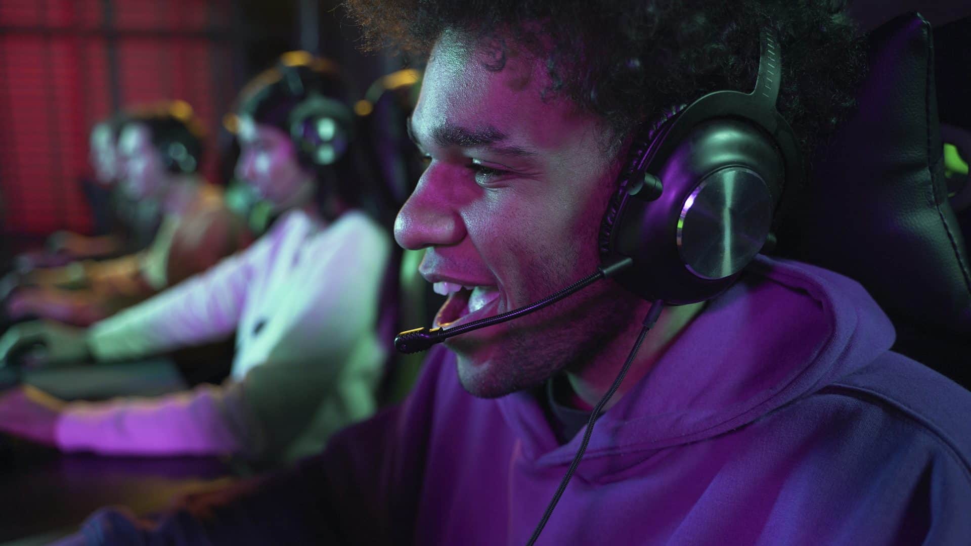 Headset gamer HyperX Cloud III se destaca por opções de conexão versáteis