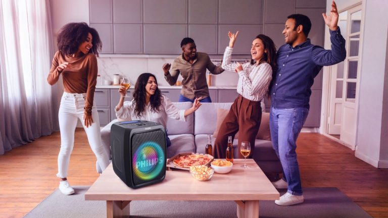 Philips apresenta a caixa de som TAX3000M com karaokê, 450W e microfones sem fio para festas