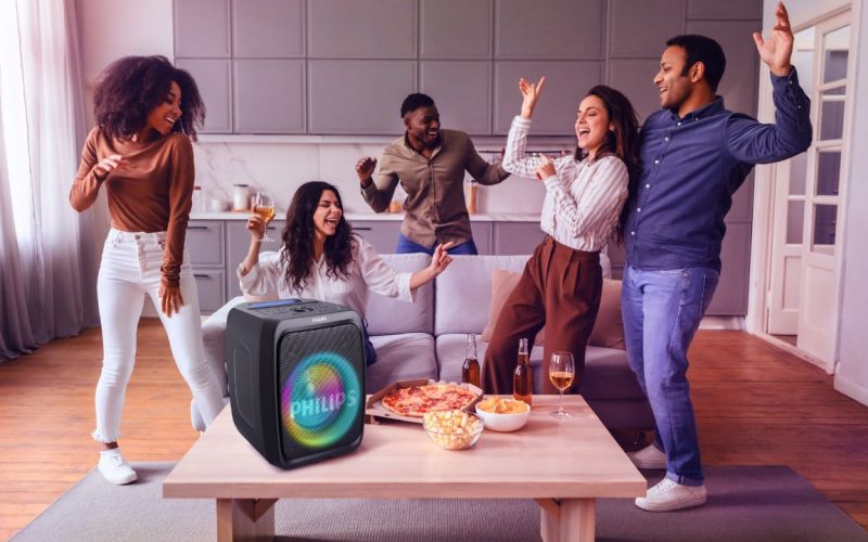 Philips apresenta a caixa de som TAX3000M com karaokê, 450W e microfones sem fio para festas